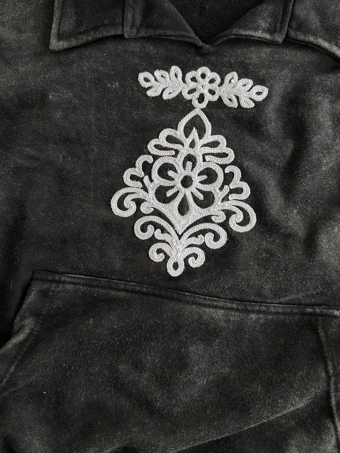 Washed French-Terry Collared Pullover: Motif 001